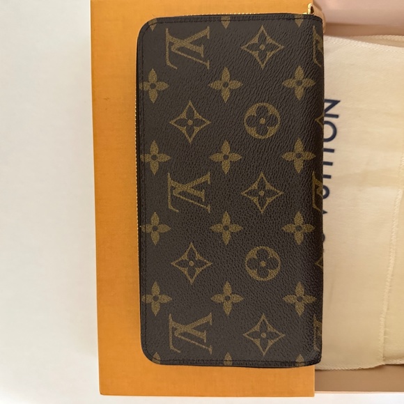 Louis Vuitton Christmas Animation Zippy Bears Skiing - Picture 9 of 9